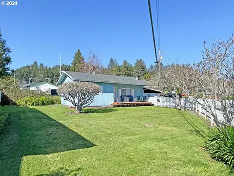 423 Pacific Ave, Brookings, OR 97415