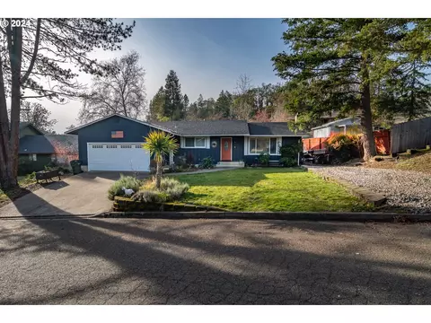 3074 NE Monterey Dr, Roseburg, OR 97470