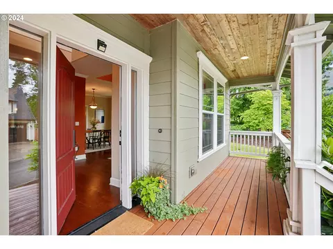 9233 SW 29th Ave, Portland, OR 97219