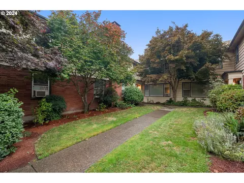 2211 NE Halsey St #9, Portland, OR 97232