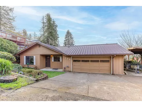 135 SE Douglas St, Toledo, OR 97391