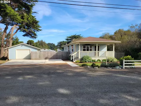 55091 Franklin Rd, Bandon, OR 97411
