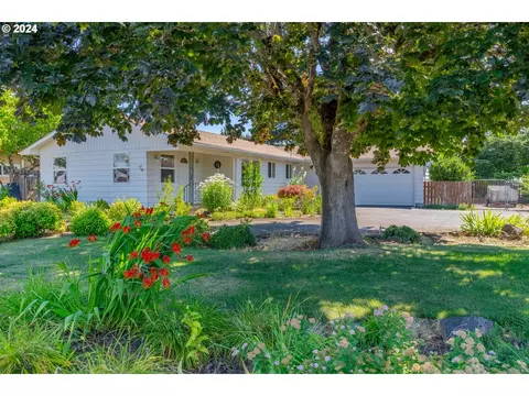 112 NW Hillcrest Dr, Dallas, OR 97338