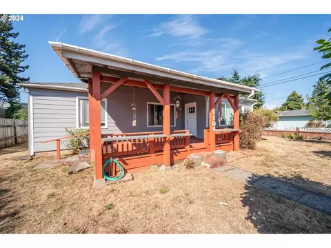 1104 W 8th St, Coquille, OR 97423