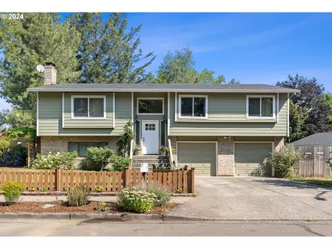 1117 SE 26th St, Troutdale, OR 97060