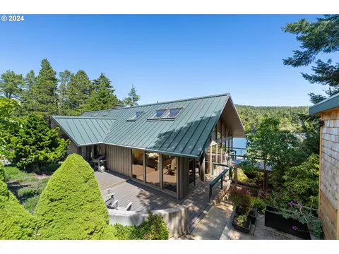 73265 Crannog Rd, North Bend, OR 97459