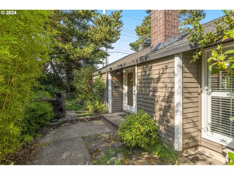 5560 NW Tamarron Pl, Portland, OR 97229