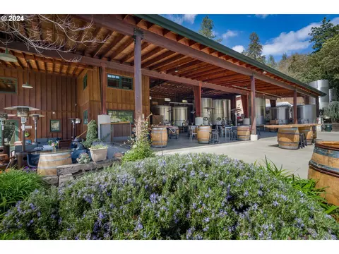 818 Slagle Creek Rd, Grants Pass, OR 97527