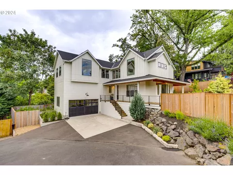 933 SW Maplecrest Ct, Portland, OR 97219