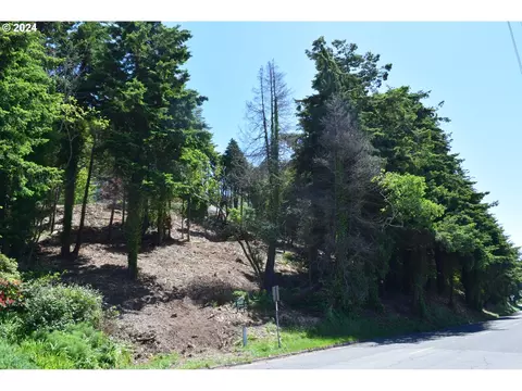 2270 Hamilton Dr, North Bend, OR 97459