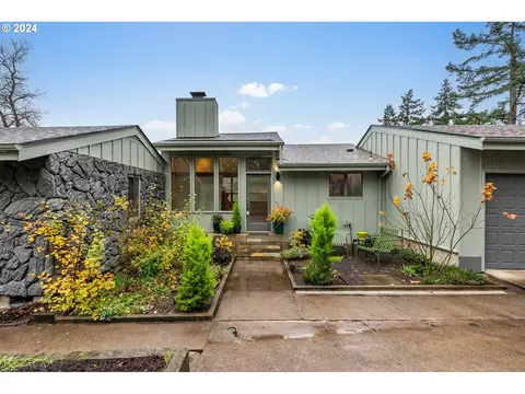 2771 Emerald St, Eugene, OR 97403