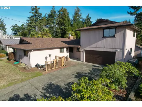 2527 Pine St, North Bend, OR 97459
