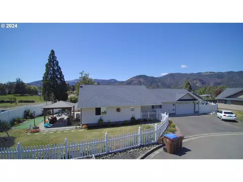 124 Raylin Ct, Myrtle Creek, OR 97457