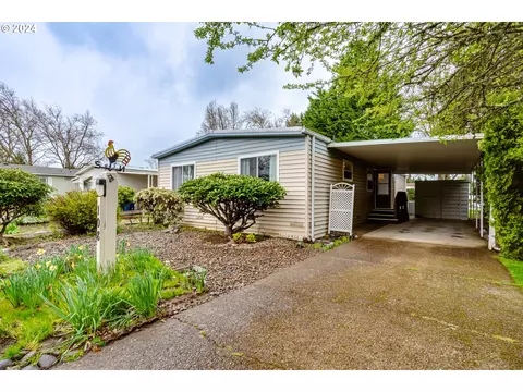 1400 Candlelight Dr #108, Eugene, OR 97402