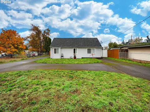 4963 E St, Springfield, OR 97478
