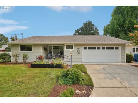 901 Barger St, Silverton, OR 97381
