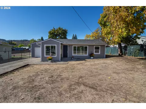 220 NE Patterson St, Roseburg, OR 97470