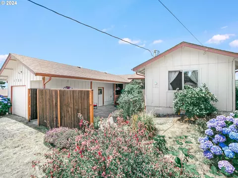 1722 NW Carter Ct, Waldport, OR 97394