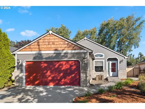 745 SW 12th St, Troutdale, OR 97060