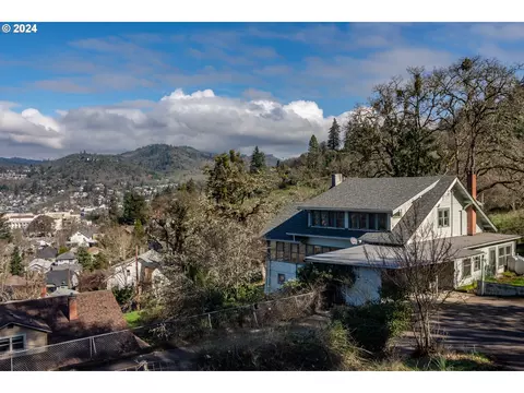 1212 SE Reservoir Ave, Roseburg, OR 97470
