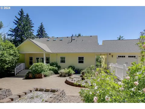 25125 Paradise Dr, Junction City, OR 97448