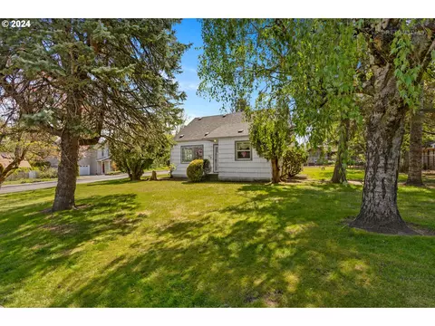 102 SW 7th St, Troutdale, OR 97060