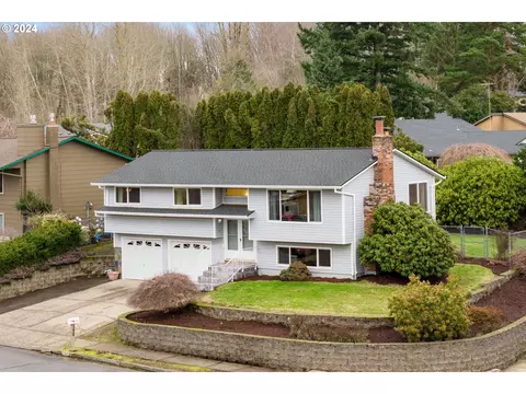 596 SE Greenway Dr, Gresham, OR 97080