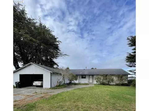 435 9th St SE, Bandon, OR 97411