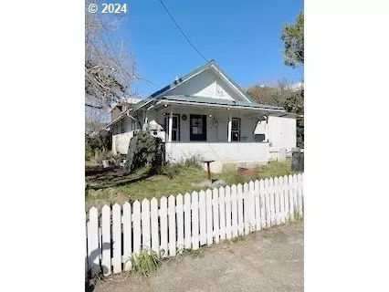 163 N Collier St, Coquille, OR 97423