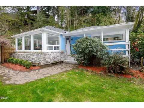 277 NE 10th St, Toledo, OR 97391