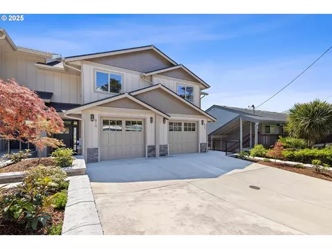 819 SW 13th St #2, Newport, OR 97365
