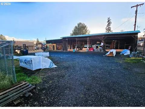 404 Deschutes Ave, Maupin, OR 97037