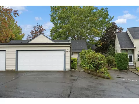 445 NE Village Squire Ave #2, Gresham, OR 97030