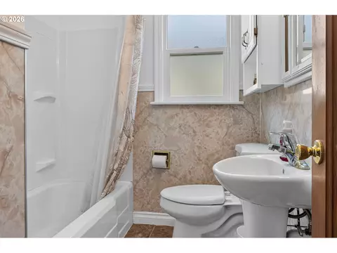 Bath - 1302 SW Goodwin Pl, Pendleton, OR 97801 photo 2 of 2