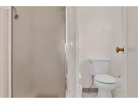 Bath - 1302 SW Goodwin Pl, Pendleton, OR 97801 photo 1 of 2