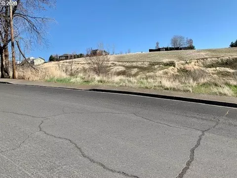 706 NW 3rd Dr, Pendleton, OR 97801 photo 2