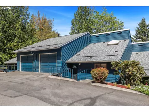 4620 SW Caldew St #E, Portland, OR 97219