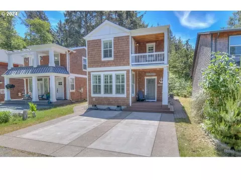 9669 Section Line St, Rockaway Beach, OR 97136