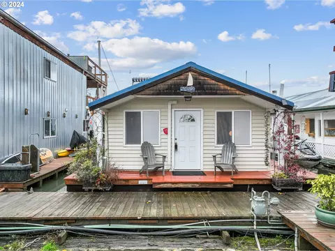 34326 Johnsons Landing Rd #B4, Scappoose, OR 97056