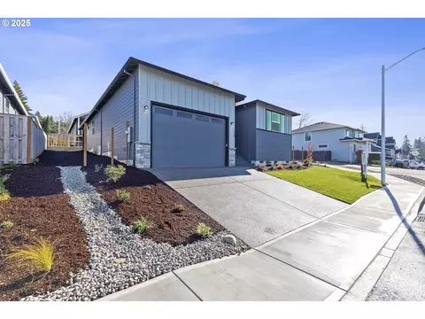 1328 NE Moore Ave, Estacada, OR 97023