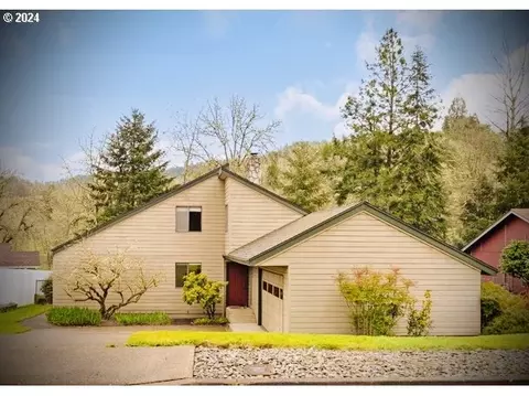 817 SE Sharon Ave, Roseburg, OR 97470