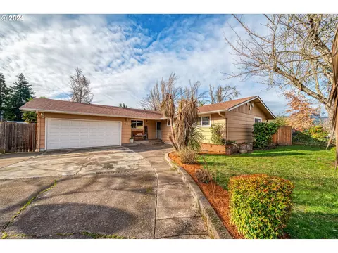 712 67th St, Springfield, OR 97478