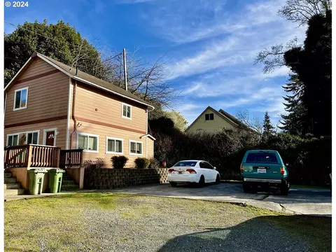 879 State St, North Bend, OR 97459 photo 1