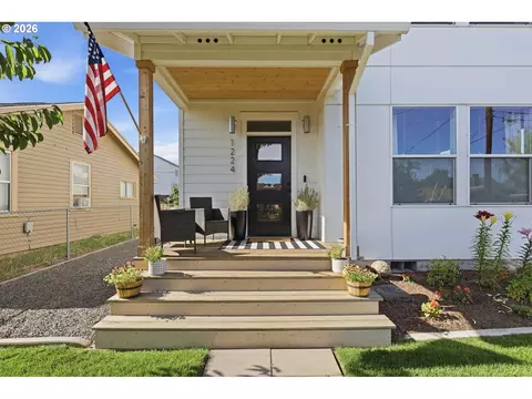 1224 E 8th St, The Dalles, OR 97058 photo 3