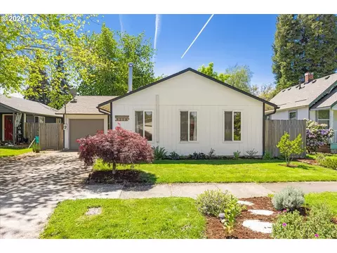 1208 E 6th St, Newberg, OR 97132