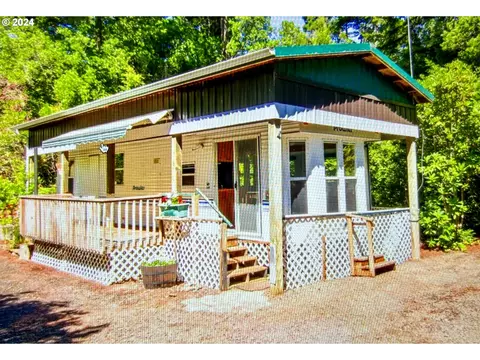 62 Outer Dr, Florence, OR 97439