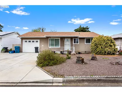 2189 Country Club Ter, Woodburn, OR 97071