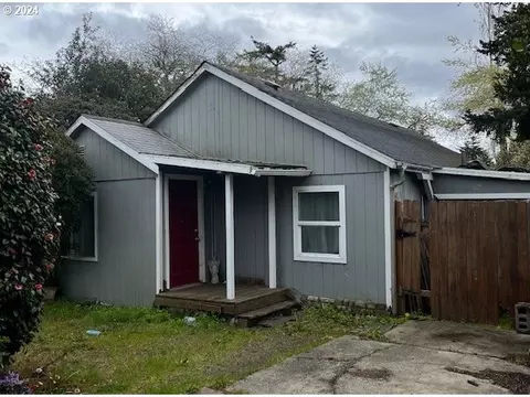 1860 30th St, Florence, OR 97439