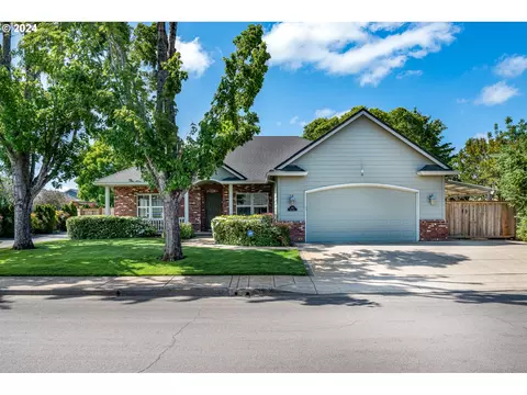701 Blackstone St, Springfield, OR 97477
