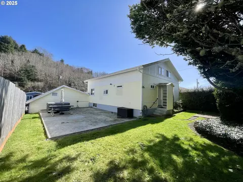 665 Clearlake Ave, Winchester Bay, OR 97467